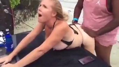 Жена с негром,