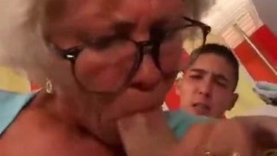 Бабушка с внуком, Зрелые и постарше, Старые, С разговорами, Волосатые киски, Дома,